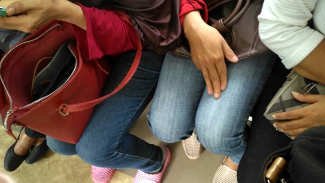Duduk nyelip di tengah padatnya KRL gerbong wanita (Foto: Niken Nurani/kumparan)