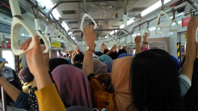 Suasana kereta saat padat (Foto: Niken Nurani/kumparan)