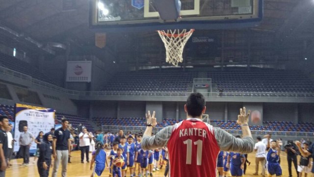 Kanter saat melatih anak-anak di BritAma Arena. (Foto: Billi Pasha/kumparan)