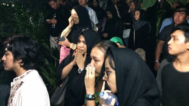 Kerabat Adam yang datang melayat. (Foto: Iqra Ardini/kumparan)