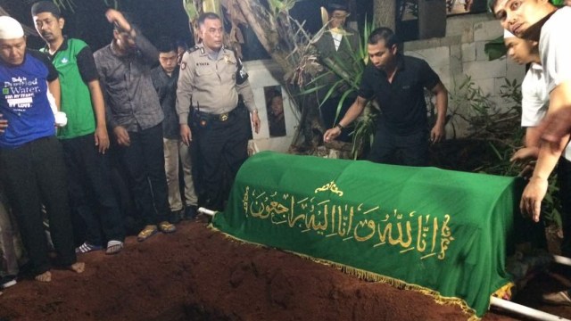 Jenazah Adam akan dikuburkan (Foto: Iqra Ardini/kumparan)