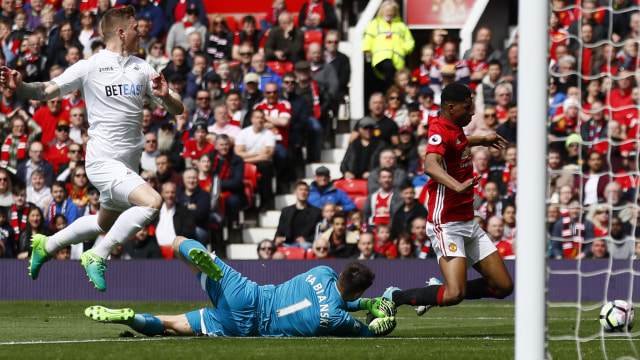 Aksi diving Rashford di laga kontra Swansea. (Foto: Reuters/Jason Cairnduff)
