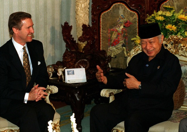 Soeharto dalam kunjungan kenegaraan (Foto: Wikimedia Commons)