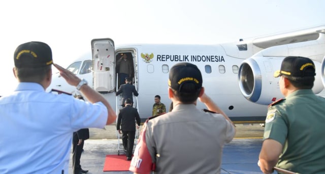 Jokowi memasuki pesawat kepresidenan. (Foto: Biro Pers, Media, dan Informasi Sekretariat Presiden)