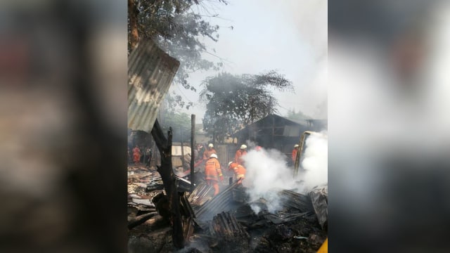 Kebakaran di Jalan Tanah Merdeka (Foto: Twitter @beritakebakaran)