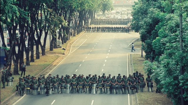 Tentara berjaga, 1998. (Foto: Dok. Muhammad Firman Hidayatullah)