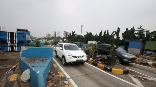 Pembongkaran Gerbang Tol Karang Tengah (Foto: Antara/Rivan Awal Lingga)