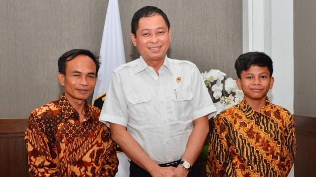 Ignasius Jonan bersama Naufal (Foto: Dok. Hadi M Juraid)