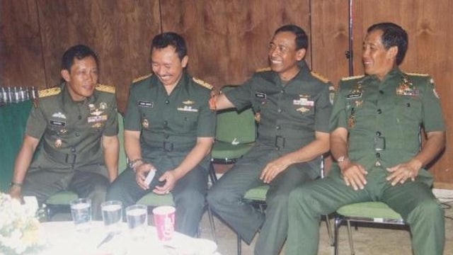 Wiranto dan rekan-rekannya di TNI AD. (Foto: Facebook Official Wiranto)