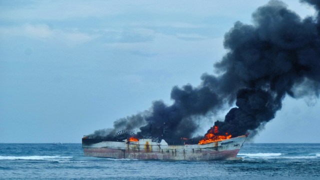 Ilustrasi kapal terbakar. (Foto: Flickr)