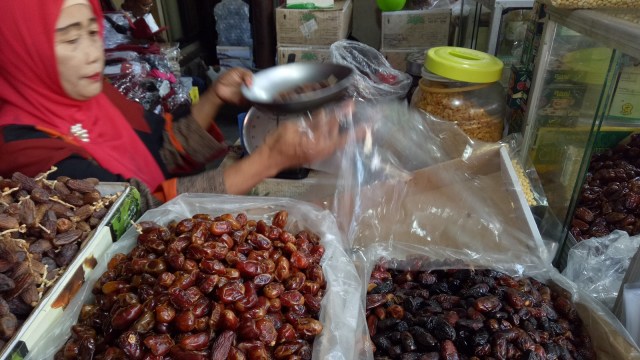 Penjual kurma di pasar tradisional (Foto: Nicha Muslimawati/kumparan)