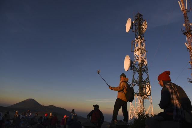Menara BTS Telkomsel di kawasan Gunung Bromo. Foto: Antara Foto/Zabur Karuru