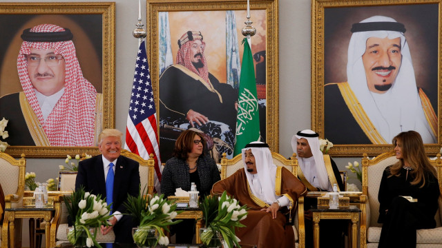 Presiden Trump bertemu Raja Salman (Foto: Reuters/Dok. Saudi Royal Court)