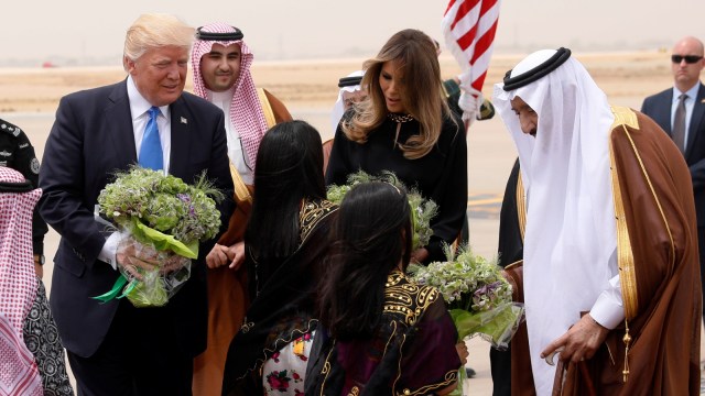 Melania Trump menerima sambutan. (Foto: Reuters/Jonathan Ernst)