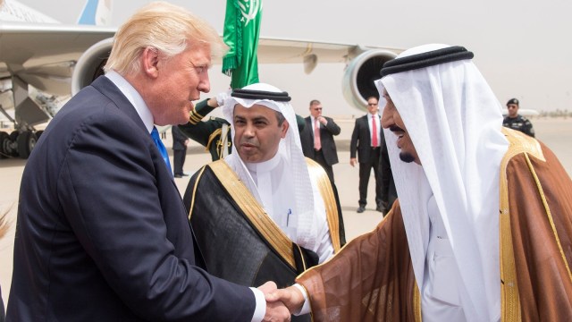 Presiden Trump bersalaman dengan Raja Salman (Foto: Reuters/Dok.  Saudi Royal Court)