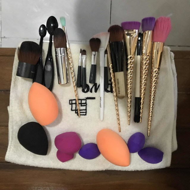 Jangan lupa bersihin alat makeup ya!