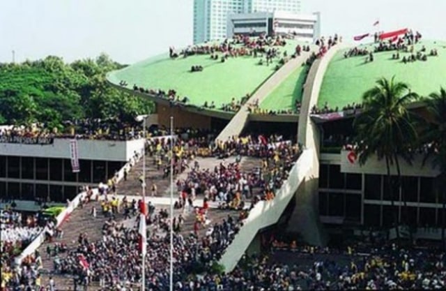 Mahasiswa menduduki DPR, Mei '98. (Foto: Wikimedia Commons)