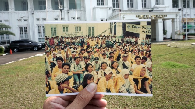 Mahasiswa yang aksi di UI Salemba. (Foto: Aditia Noviansyah/kumparan dan Firman Hidayatullah)