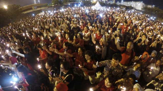 Keramaian aksi lilin untuk Ahok. (Foto: Aditia Noviansyah/kumparan)