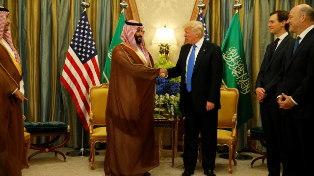 Donald Trump bersalaman dengan Raja Salman. (Foto: REUTERS/Jonathan Ernst)