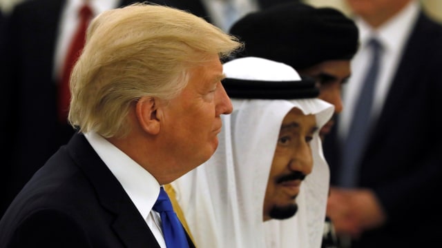 Donald Trump dan Raja Salman. (Foto: REUTERS/Jonathan Ernst)