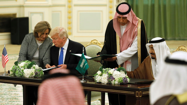 Donald Trump bertemu dengan Raja Salman (Foto: REUTERS/Jonathan Ernst)