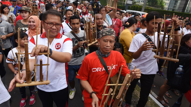 Rudiantara memainkan angklung di Bangkit Indonesia (Foto: ANTARA FOTO/Akbar Nugroho Gumay)