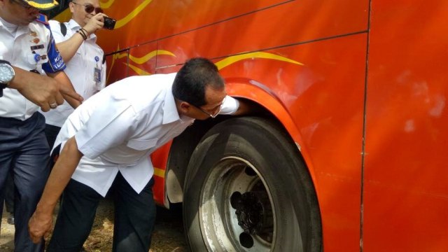 Menhub Budi tinjau kelayakan bus di Cirebon (Foto: Aditia Rijki Nugraha/kumparan)