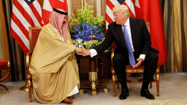 Trump dan Raja Bahrain Hamad bin Isa Al Khalifa (Foto: REUTERS/Jonathan Ernst)