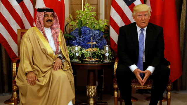 Trump dan Raja Bahrain Hamad bin Isa Al Khalifa (Foto: REUTERS/Jonathan Ernst)