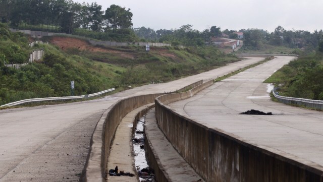 Proyek pembangunan tol Balikpapan-Samarinda. (Foto: Fanny Kusumawardhani/kumparan)