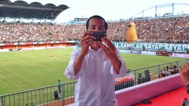 Jokowi saat menonton pertandingan Piala Presiden. (Foto: Twitter @jokowi)