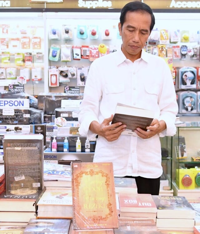 Jokowi saat di toko buku. (Foto: Twitter @jokowi)