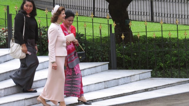 Ibu Iriana Jokowi dan Ratu Silvia. (Foto: Yudhistira Amran Saleh/kumparan)