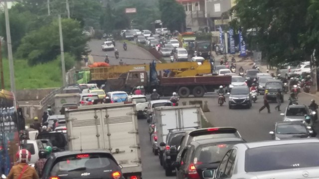 Truk crane mogok di Jalan Juanda Depok (Foto: @restadepok)