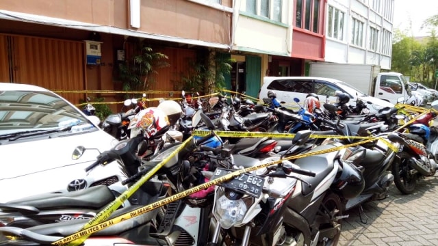 Ruko tempat gay mesum diberi garis polisi (Foto: Diah Harni/kumparan)