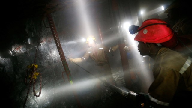 Ilustrasi pekerja tambang (Foto: Reuters/Mike Hutchings)