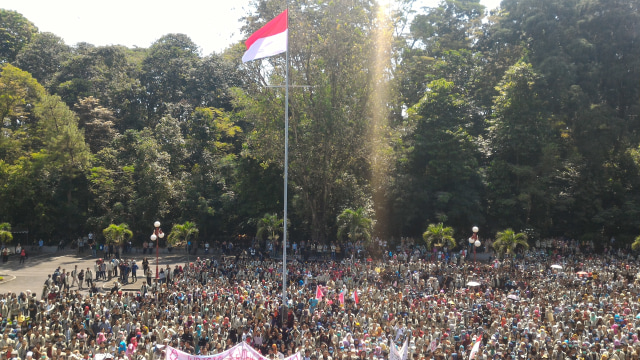 Aksi demo Hari Pendidikan oleh mahasiswa UGM Foto: Ardhana Pragota/kumparan