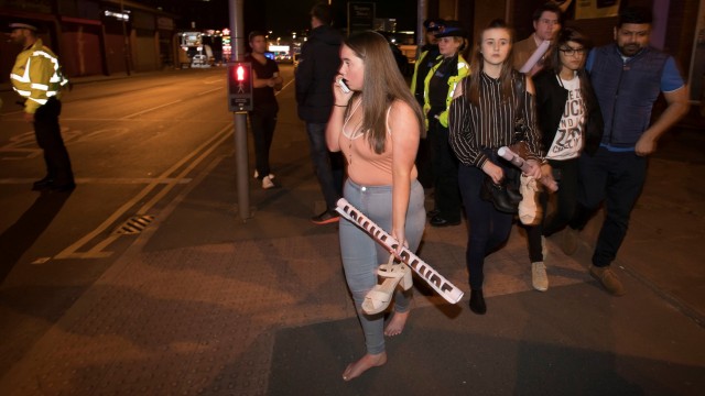 Para fans Ariana Grande dievakuasi. (Foto: REUTERS/John Super)