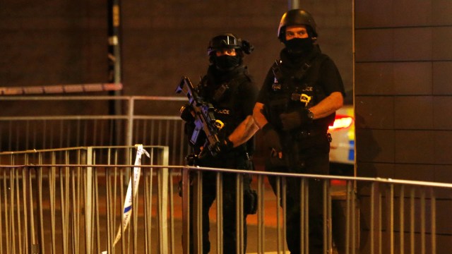 Polisi berjaga di sekitar Manchester Arena. (Foto: REUTERS/Andrew Yates)