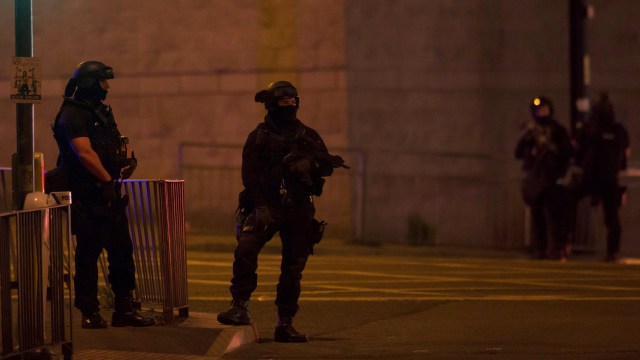 Polisi berjaga di area luar Manchester Arena. (Foto: Andrew Yates/Reuters)