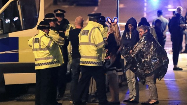 Penonton yang panik diamankan ke luar arena. (Foto: Peter Byrne/AP)