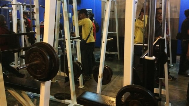 Peralatan gym di pesta gay di Jakarta Utara (Foto: Iqra Ardini/kumparan)