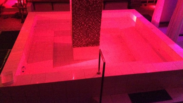 Kolam tempat penari striptis pesta gay (Foto: Iqra Ardini/kumparan)