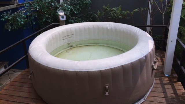 Jacuzzi VIP di tempat pesta gay Jakarta Utara. (Foto: Iqra Ardini/kumparan)
