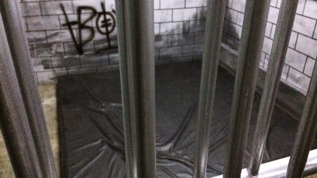 Ruang penjara di tempat pesta gay Jakarta Utara (Foto: Iqra Ardini/kumparan)