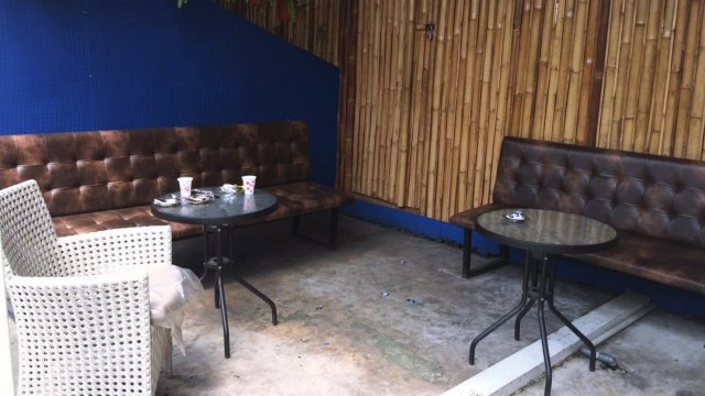 Ruang santai outdoor di tempat pesta gay. (Foto: Iqra Ardini/kumparan)