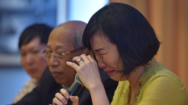 Veronica Tan menangis (Foto: Antara/Wahyu Putro)