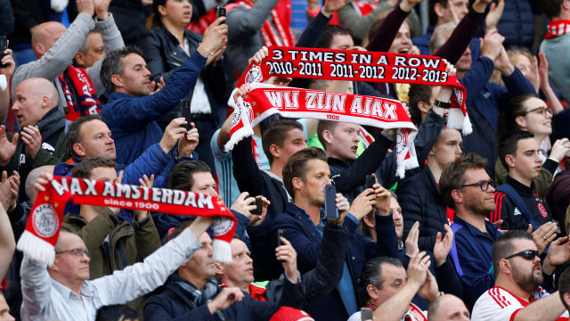 Suporter Ajax (Ilustrasi) (Foto: Reuters/Michael Kooren)