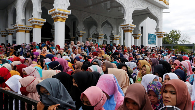 Suasana pencambukan pelaku gay di Banda Aceh (Foto: Reuters/Beawiharta)